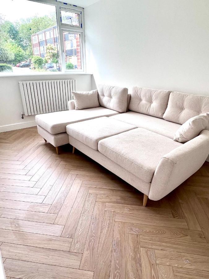 Beautiful 5-bedroom Private House In Quiet Street 2 Minutes From Station * Londen