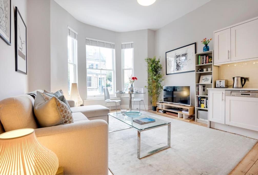 Contemporary Clapham Living Apartment *