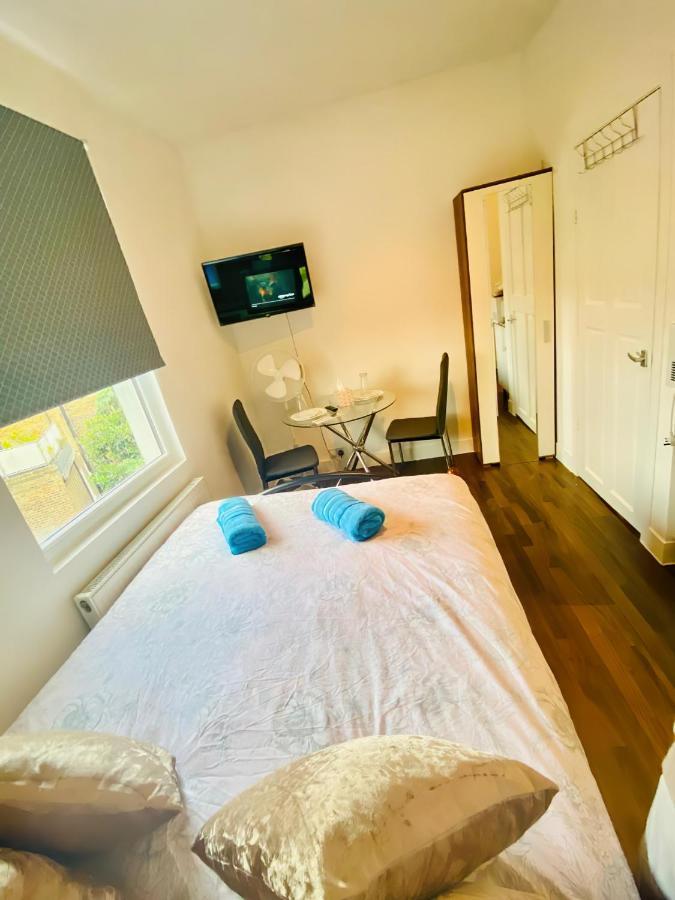 One Bed Studio Flat In Central Appartement Londen