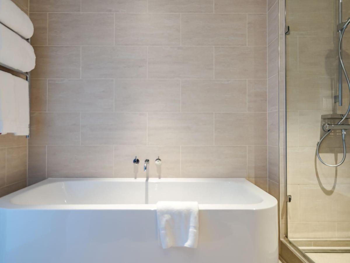 Clayton Hotel London