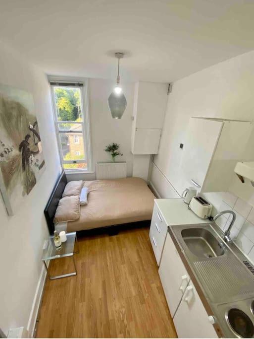 Great Location Studio With Smart Tv And Workspace Appartement Londen