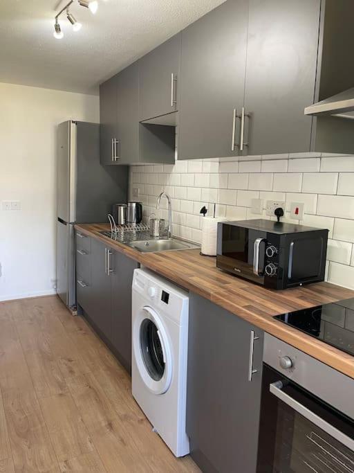 Modern & Cosy Flat In Apartment *