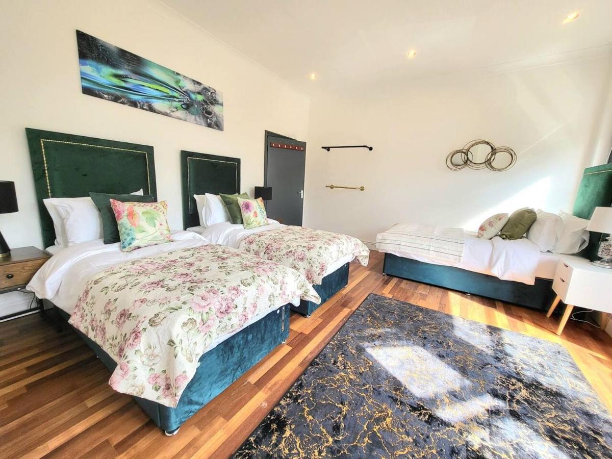 Feriehus Spacious Six Bedrooms House By Sensational Short Lets & Serviced With 13 Beds, Free Parking, Free Wi-fi & Balcony *