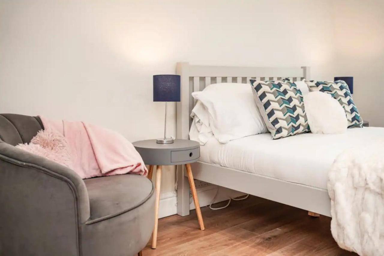 Vakantiehuis Spacious Family With Games & Garden Londen