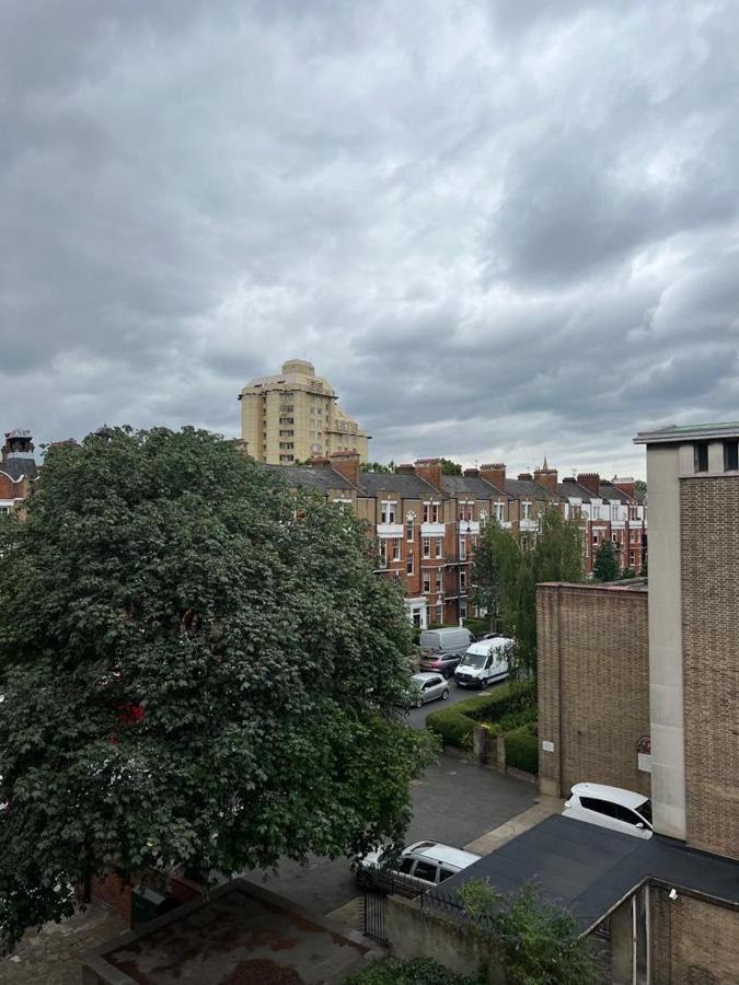 Charming Chelsea Two Bedroom Next To Kings Road!