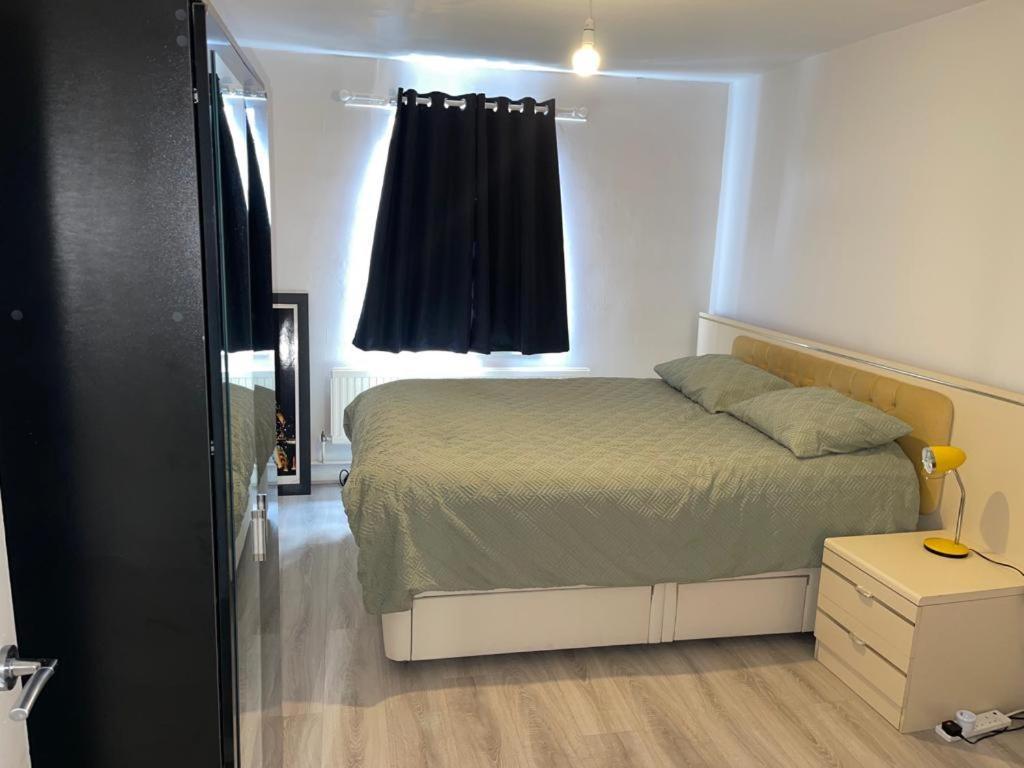 With Share Bathroom Near Train Line Apartamento Londres