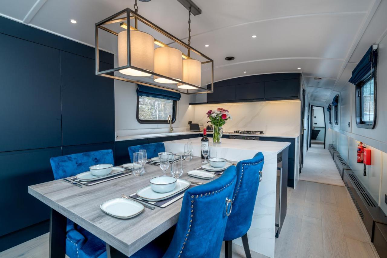 Elegant Houseboat Near Canary Wharf Båter *