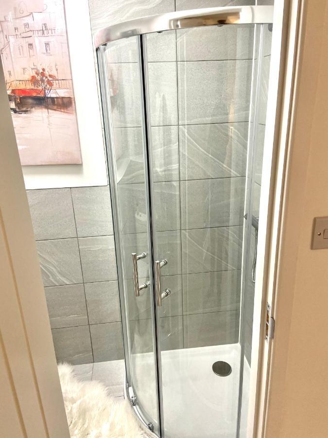 Self Contained, Newly Furbished Apartamento Londres