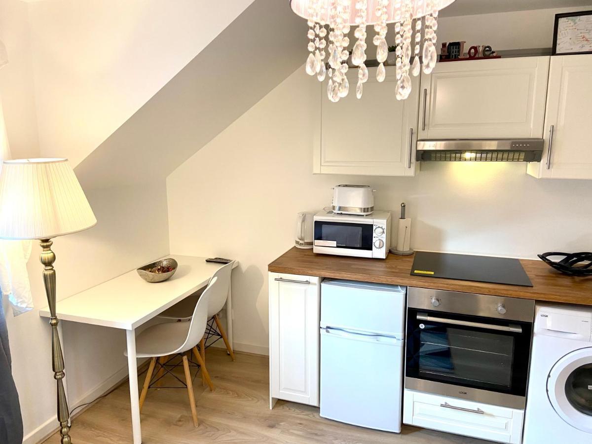 Self Contained, Newly Furbished Apartamento *