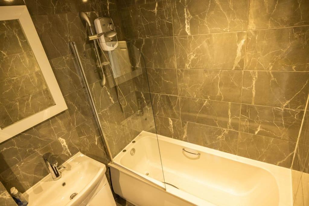 Apartamento 2 Bedrooms -parking-very Spacious-wifi *