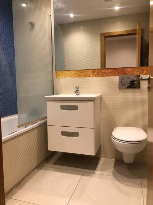 Flat In North Acton *