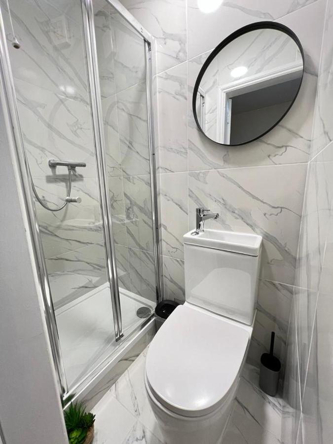 Apartment Three Bedrooms Three Bathrooms Sweet Flat London