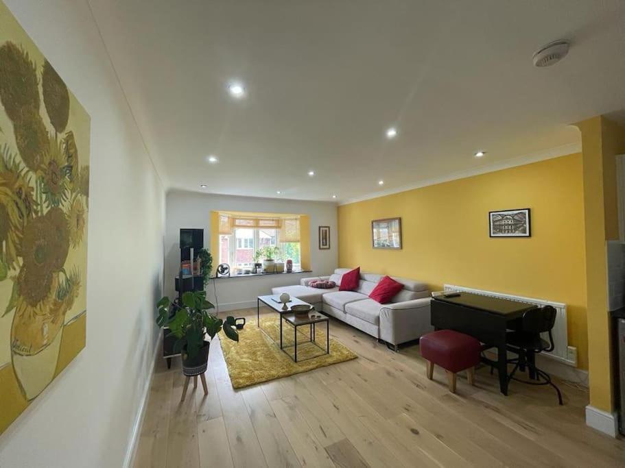 Double -the Stylish Yellow Flat * London