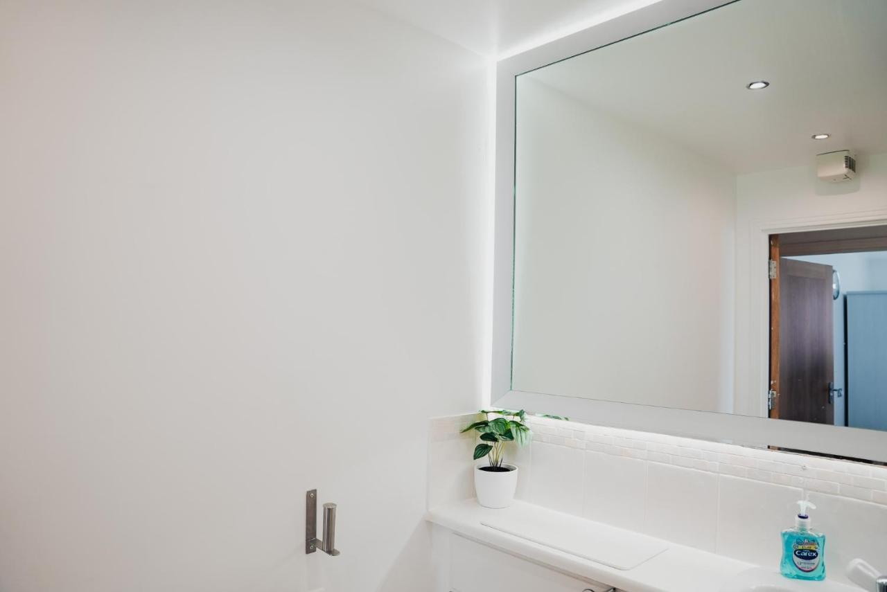 2 Bed River View Greenwich Apartment London
