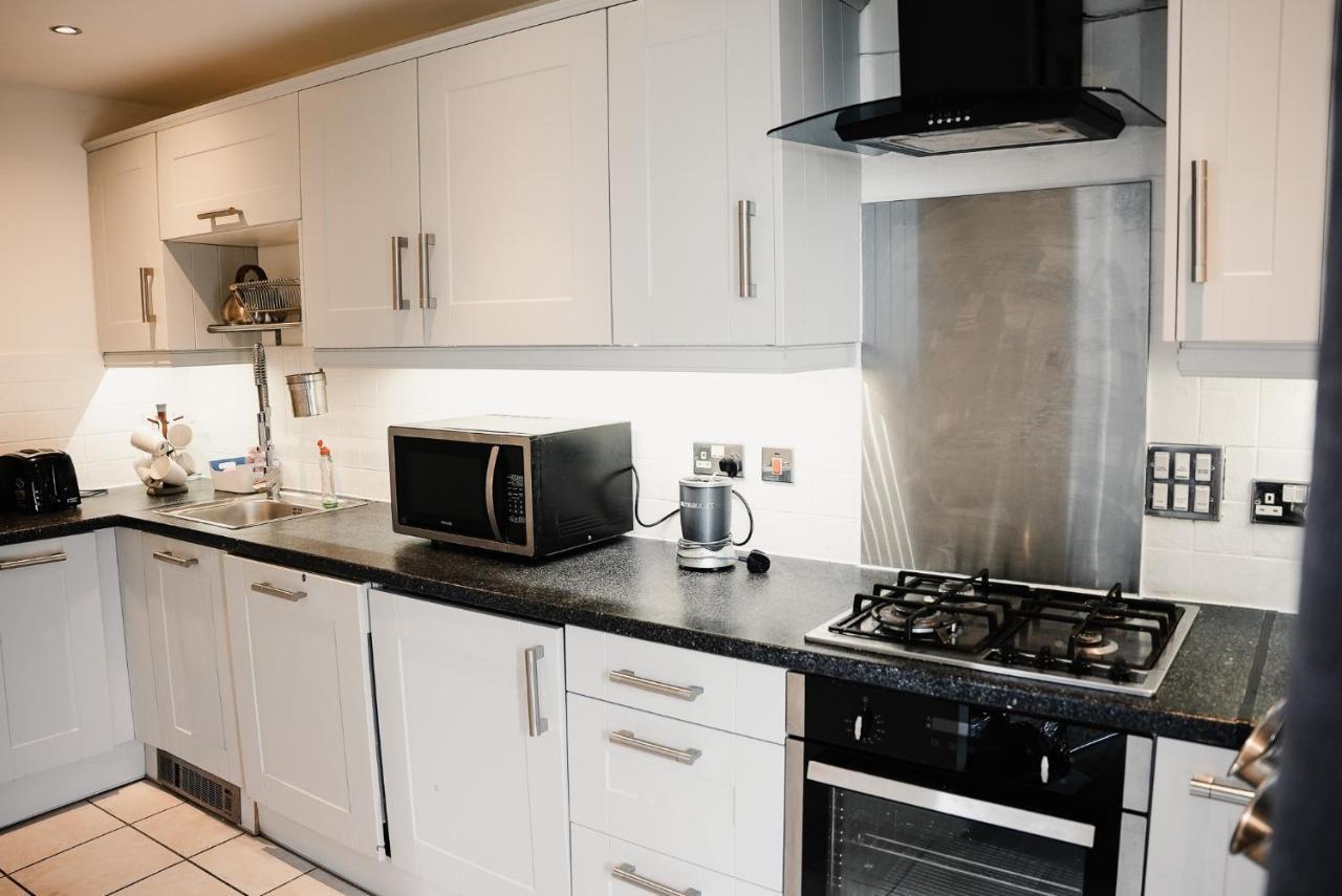 2 Bed River View Greenwich Apartment