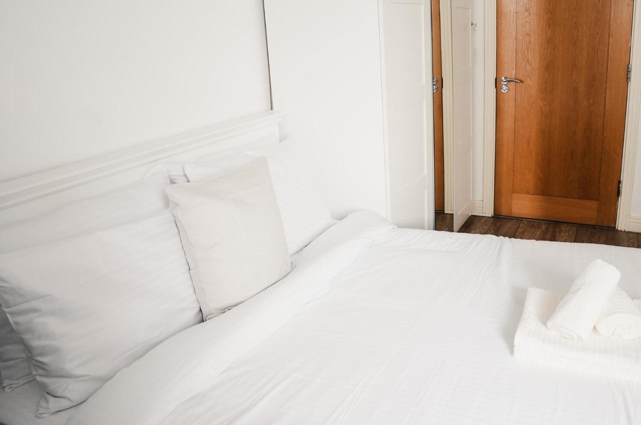 2 Bed River View Greenwich Apartment