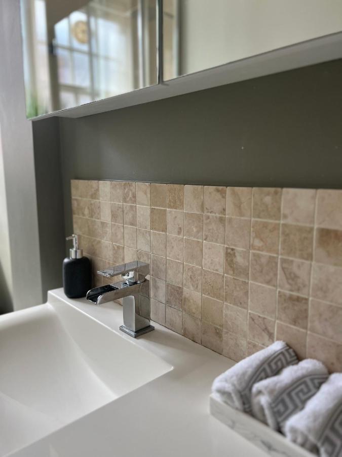Charming Chelsea Two Bedroom Next To Kings Road! Appartement *