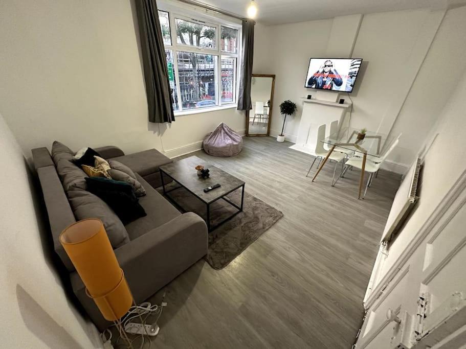 Spectacular 2 Bedroom On Tower Bridge Apartment London