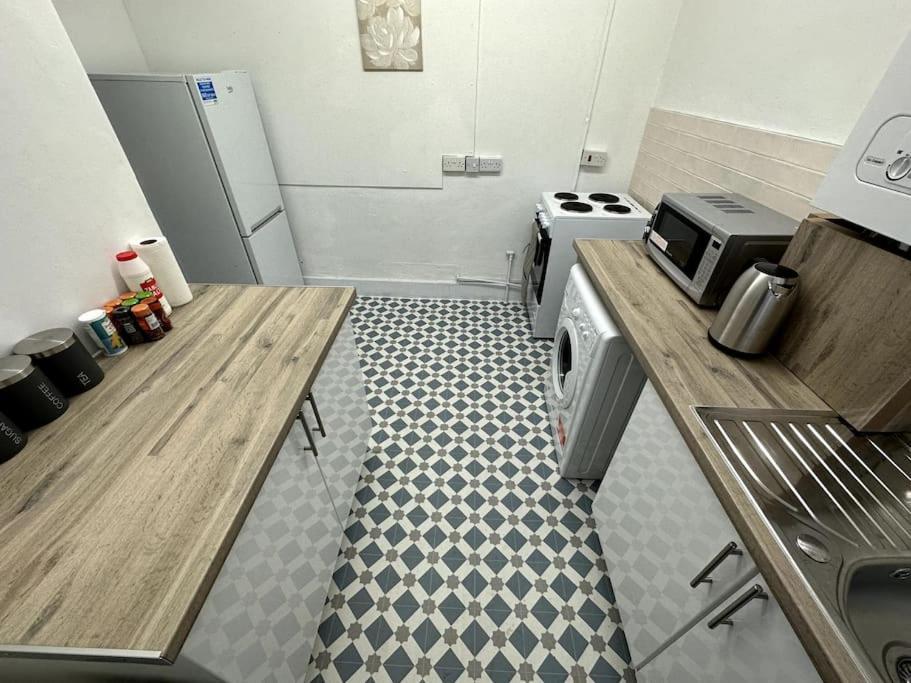Spectacular 2 Bedroom On Tower Bridge Apartment *