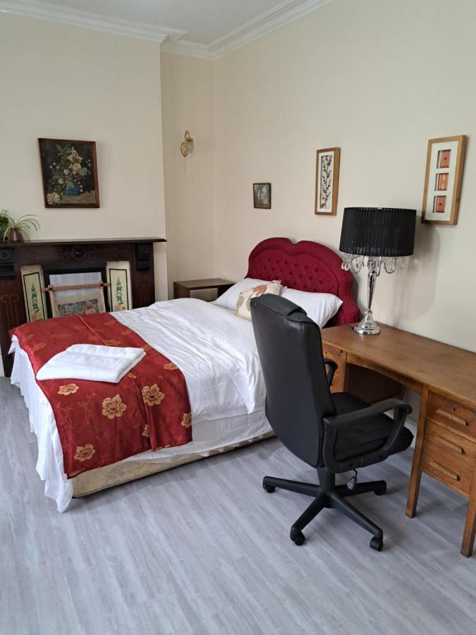 Holiday home Luxury 5 Bedroom Near Seven Kings Train Station- 5 Room, 6 Bed And Sleeps 8 Guest *