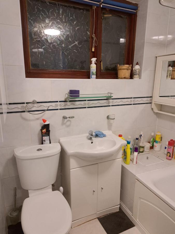 Luxury 5 Bedroom Near Seven Kings Train Station- 5 Room, 6 Bed And Sleeps 8 Guest London