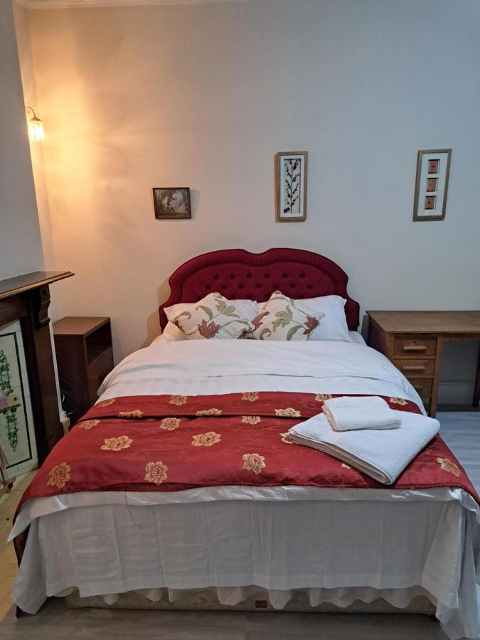 Luxury 5 Bedroom Near Seven Kings Train Station- 5 Room, 6 Bed And Sleeps 8 Guest London