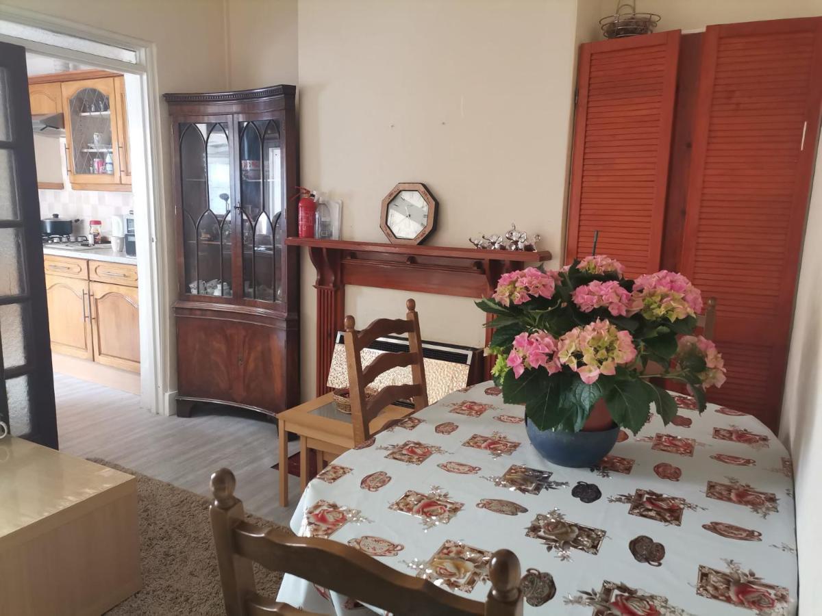 Holiday home Luxury 5 Bedroom Near Seven Kings Train Station- 5 Room, 6 Bed And Sleeps 8 Guest London