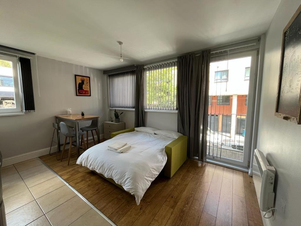 Modern Flat Near Transports Leilighet