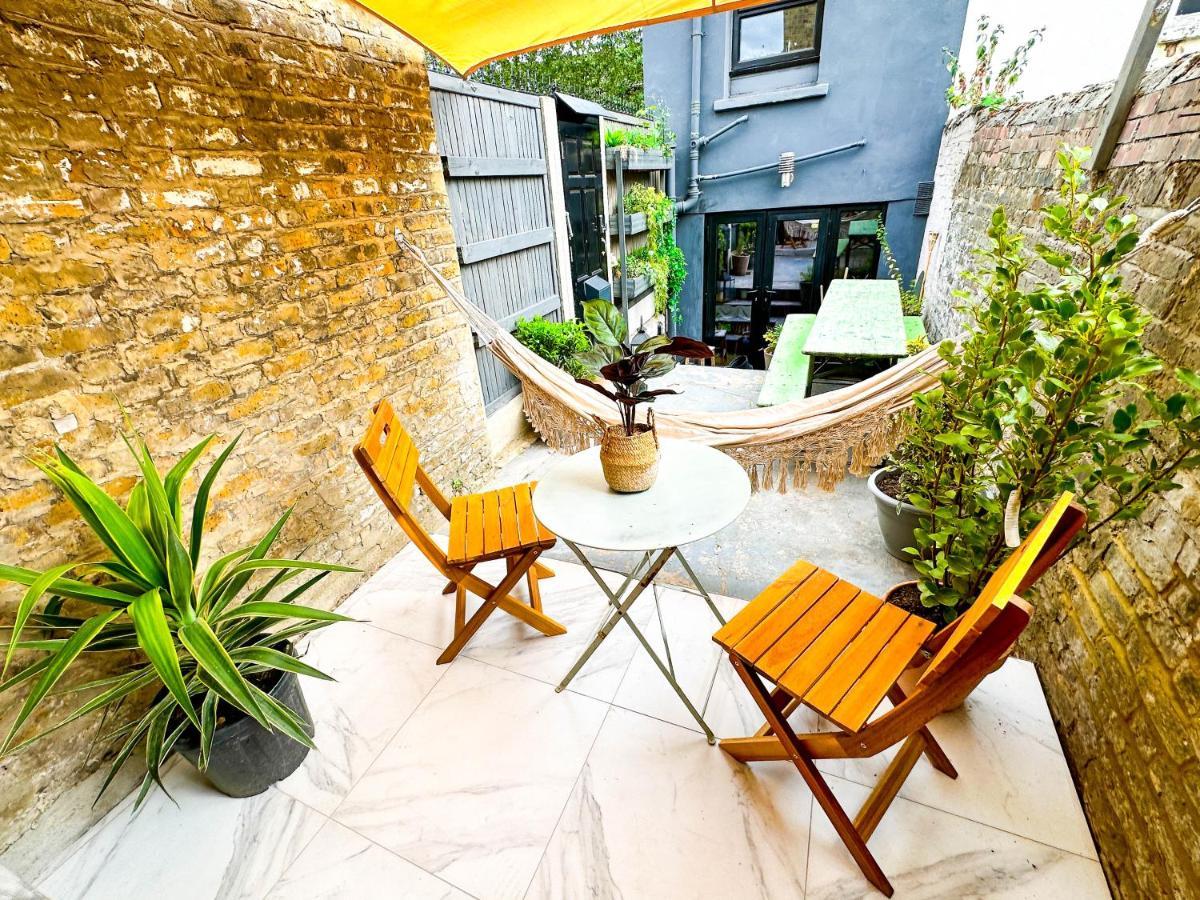 Modern Flat With King Bed, Garden & Outdoor Dining *