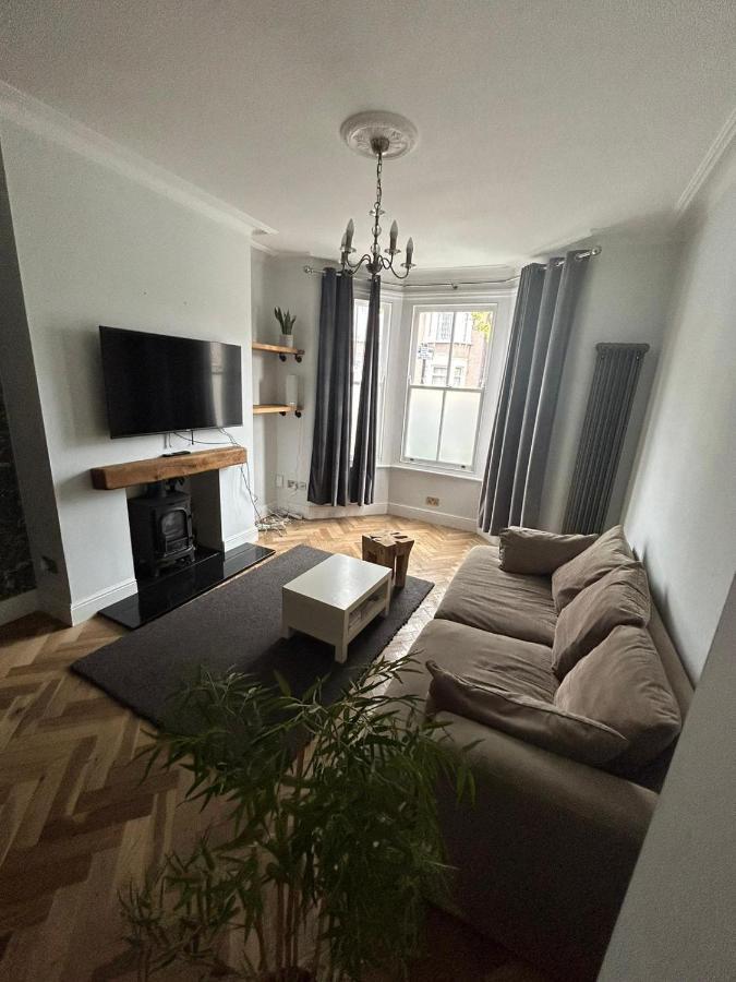 Contemporary 3 Bed House With Spacious Garden Close To Stratford & Canary Wharf *
