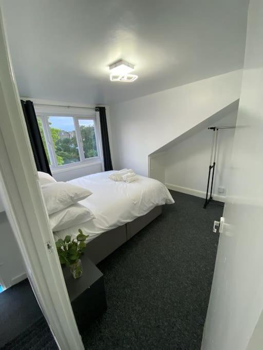 2 Bedroom Flat In * Londres