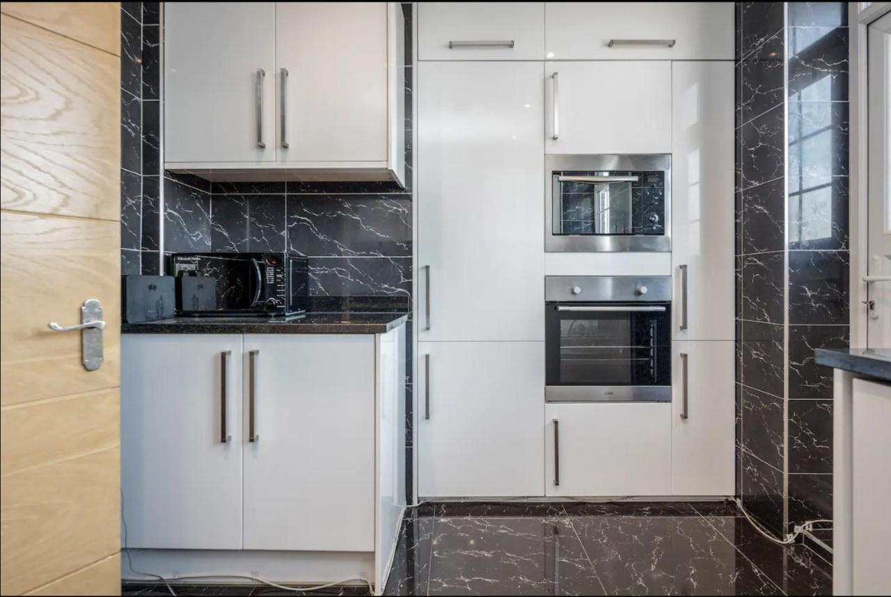 Apartment Luxe - Hyde Park - 2bed 3bath A/c + Lift *