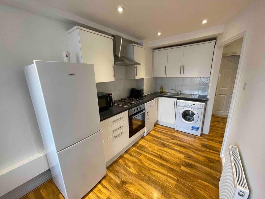 Leilighet Comfortable 1 Bedroom And Double Sofa Bed Flat *
