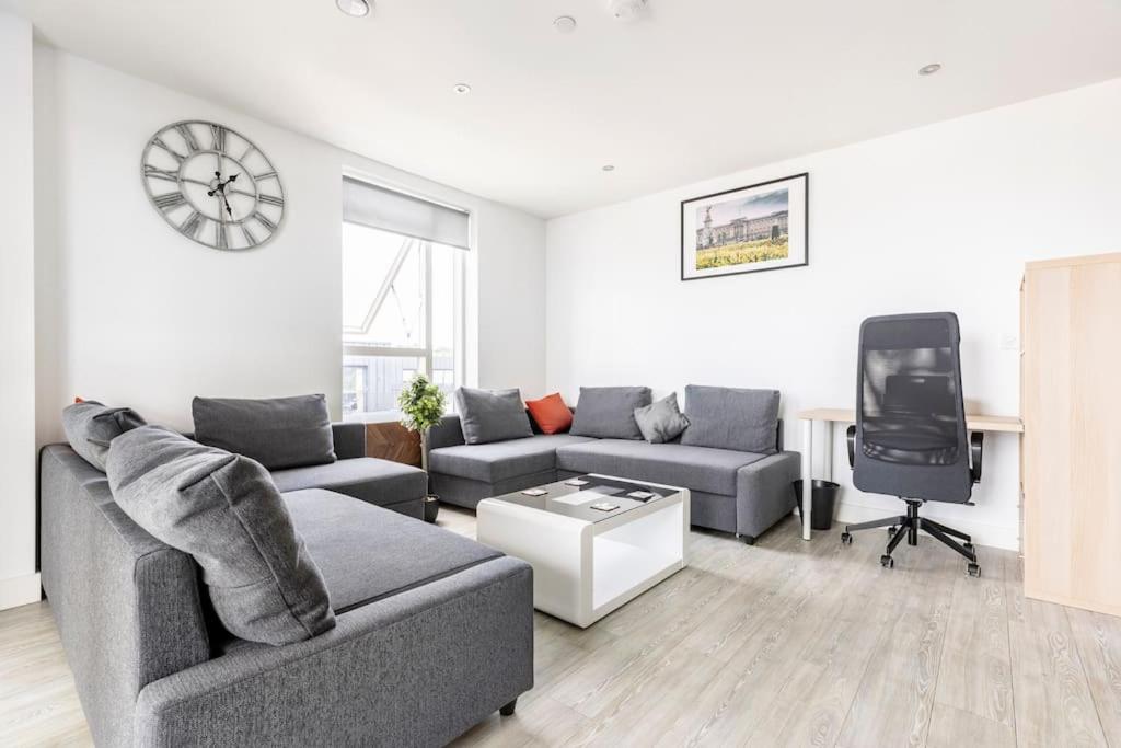 Stylish & Comfortable Top-floor Flat In Harrow *