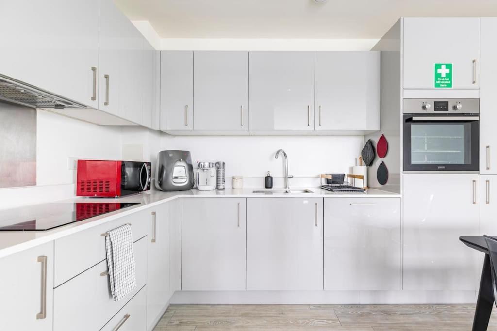Stylish & Comfortable Top-floor Flat In Harrow Apartment *