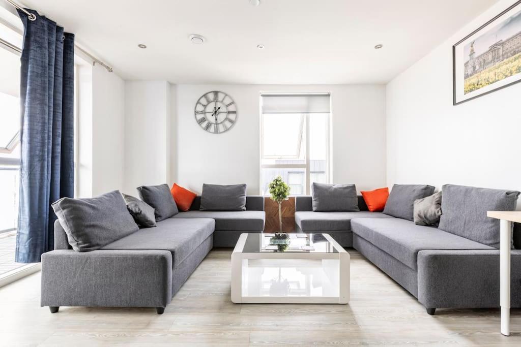 Stylish & Comfortable Top-floor Flat In Harrow Apartment