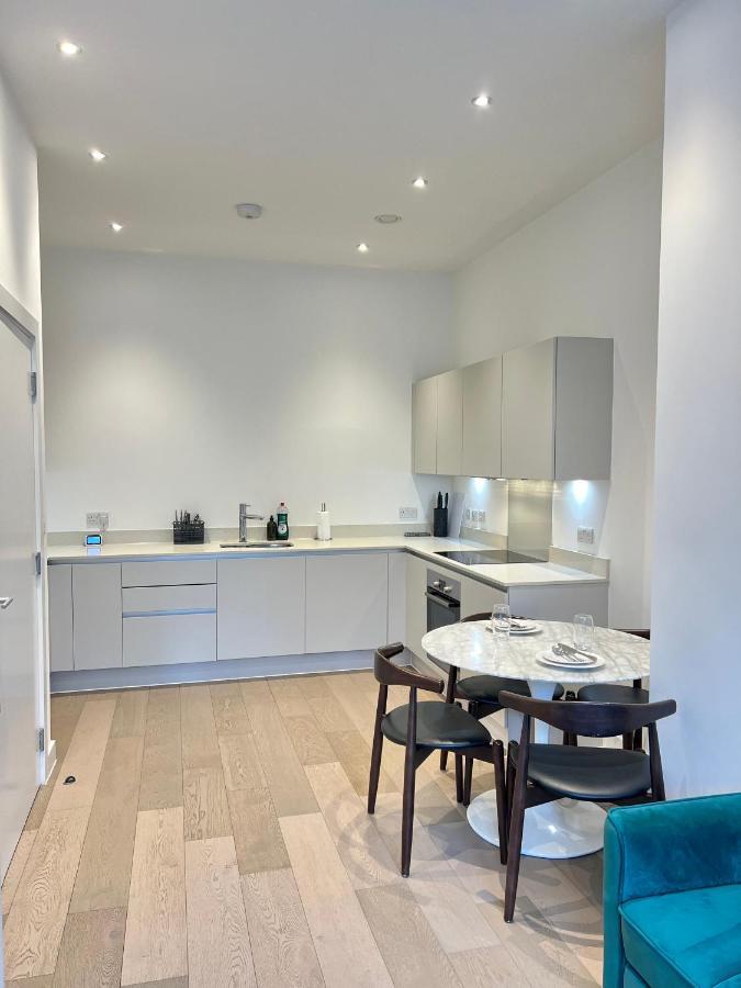 Luxury Modern 1 Bed Apartment *