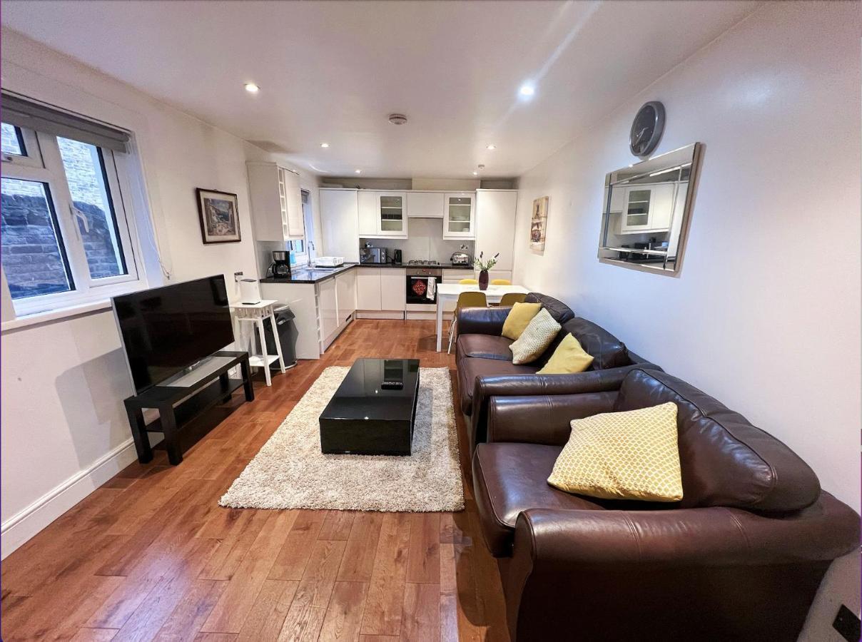 Lovely 2 Bedroom Garden Flat In Leilighet