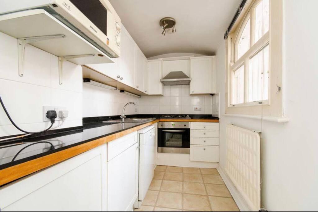 2 Bedroom Flat In Diplomatic Enclave In Kensington Appartement Londen