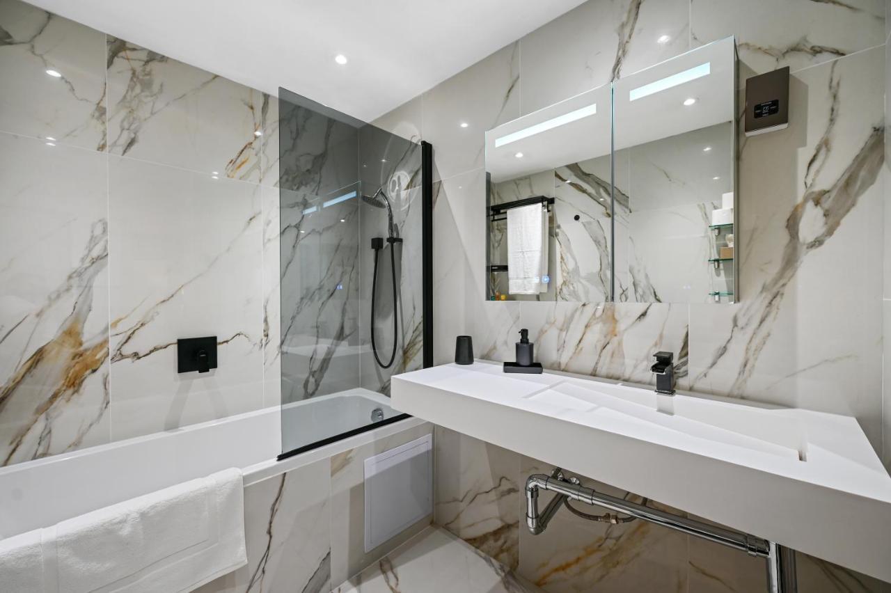Apartment Stunning 3 Bed 2 Bathroom Basement Flat In Earls Court, *