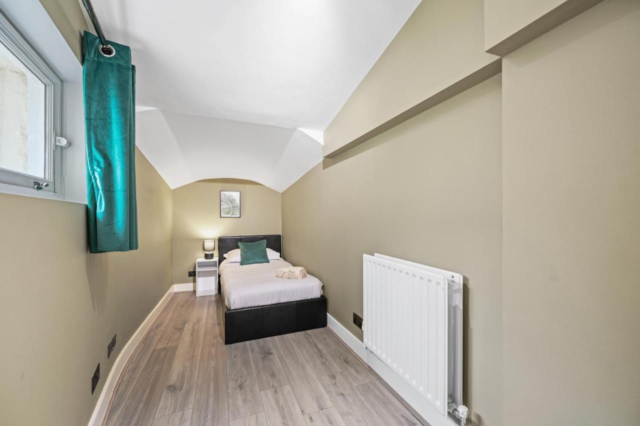 Stunning 3 Bed 2 Bathroom Basement Flat In Earls Court, Apartment London