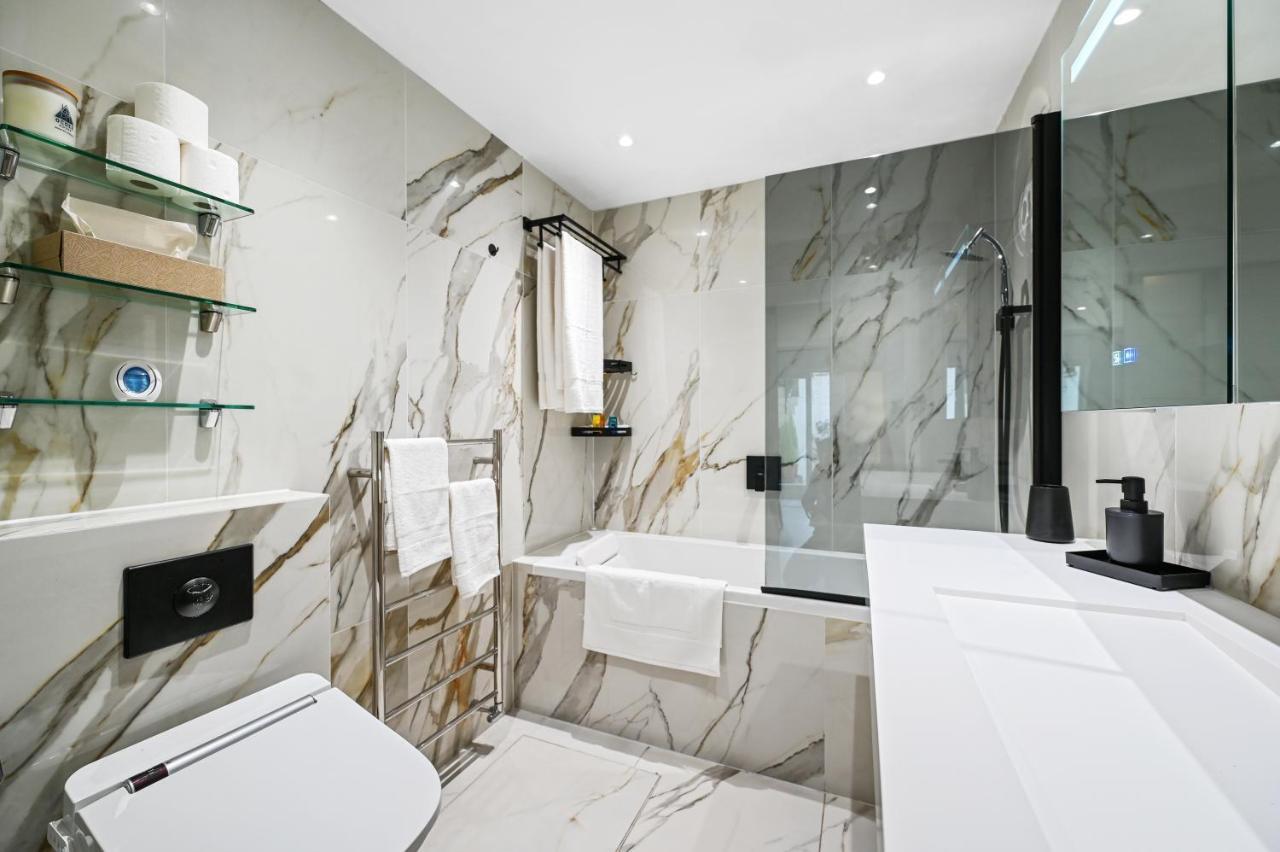 Stunning 3 Bed 2 Bathroom Basement Flat In Earls Court, *