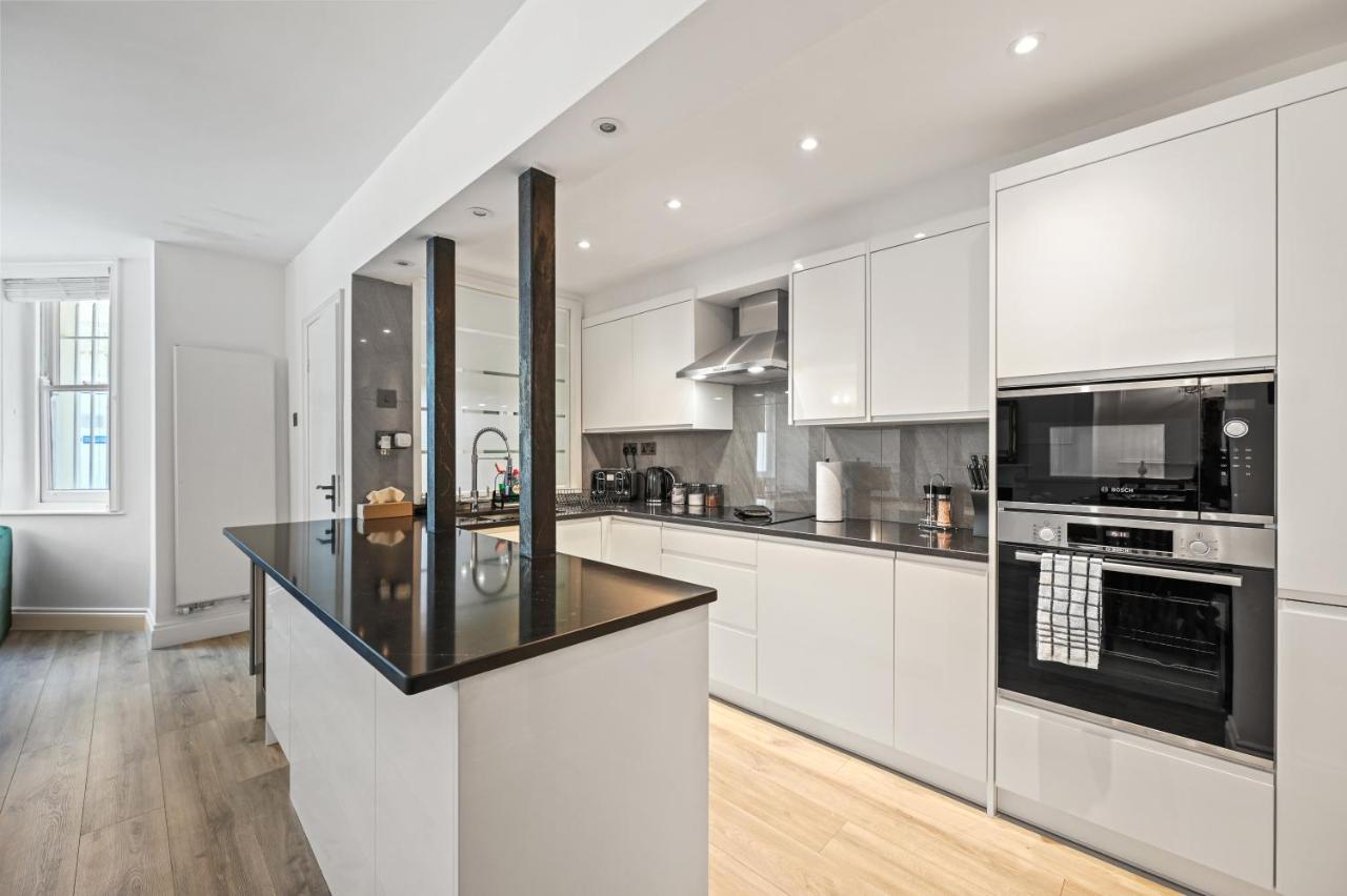 Stunning 3 Bed 2 Bathroom Basement Flat In Earls Court, London