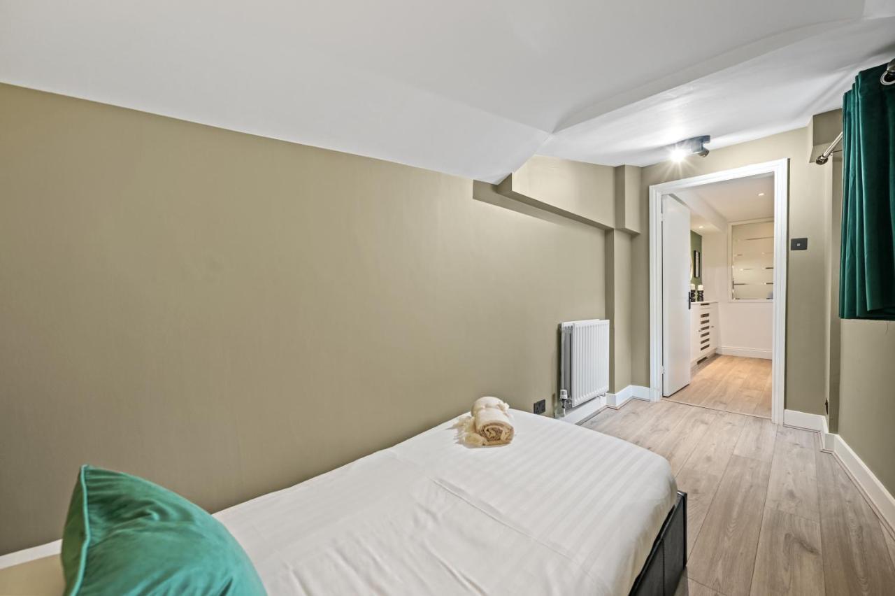 Apartment Stunning 3 Bed 2 Bathroom Basement Flat In Earls Court, London