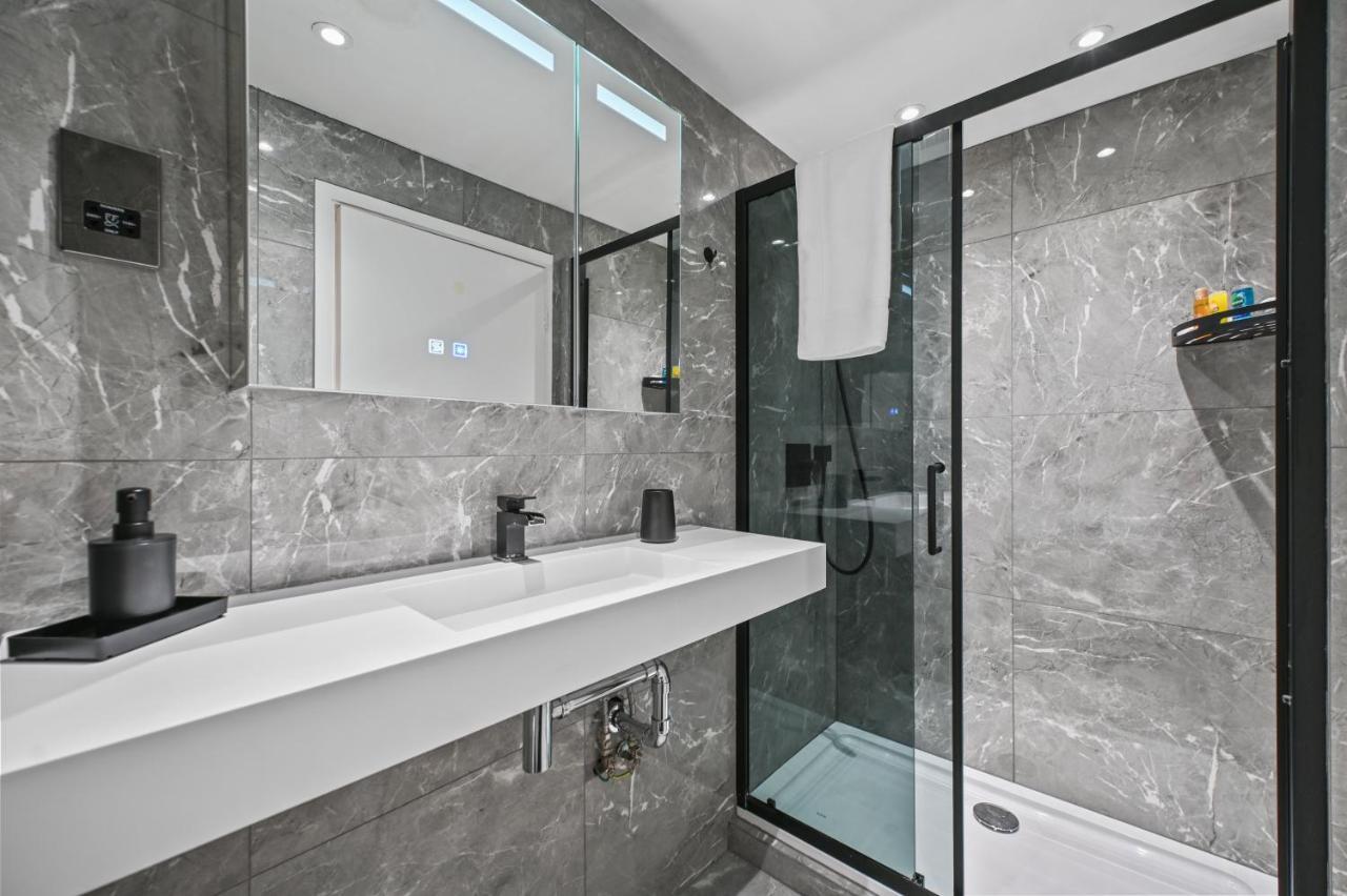 Stunning 3 Bed 2 Bathroom Basement Flat In Earls Court, Apartment London