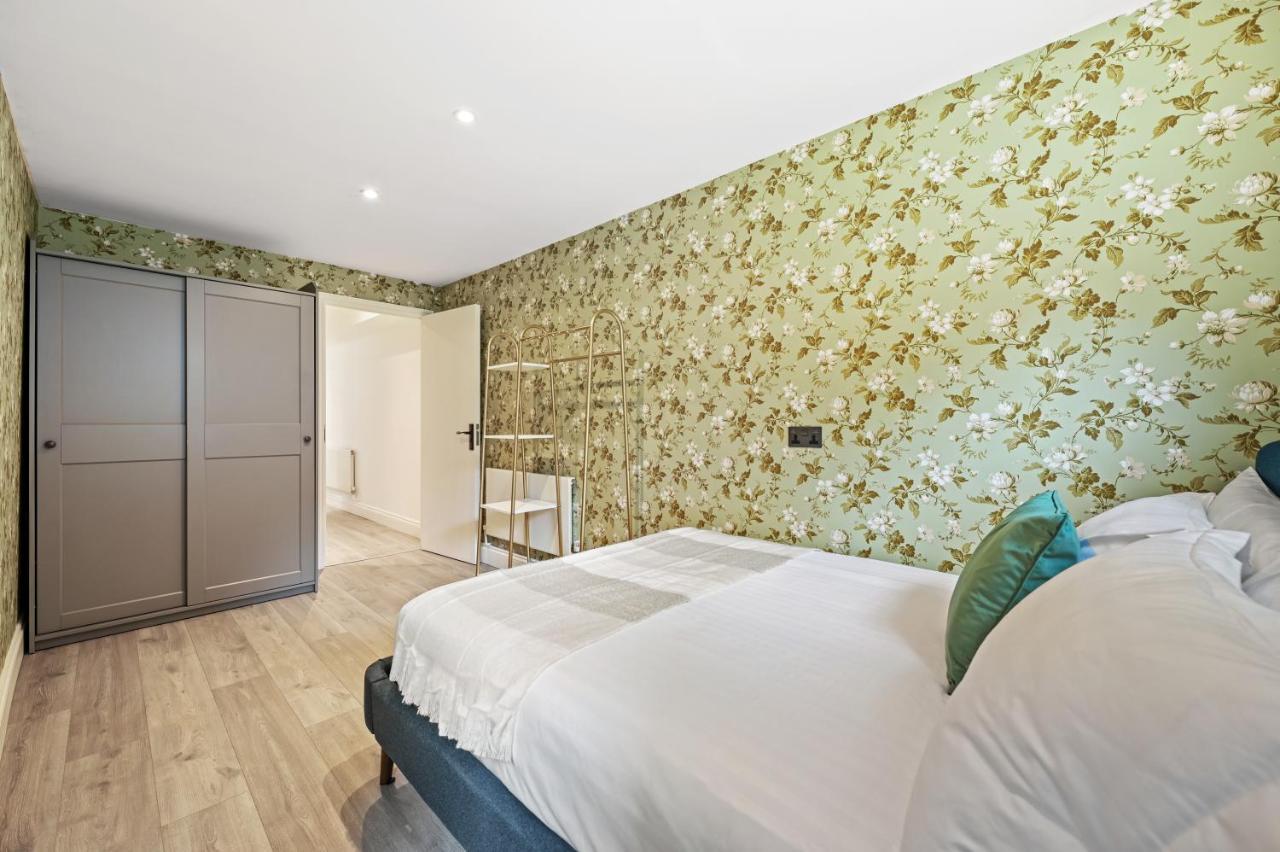 Stunning 3 Bed 2 Bathroom Basement Flat In Earls Court, * London