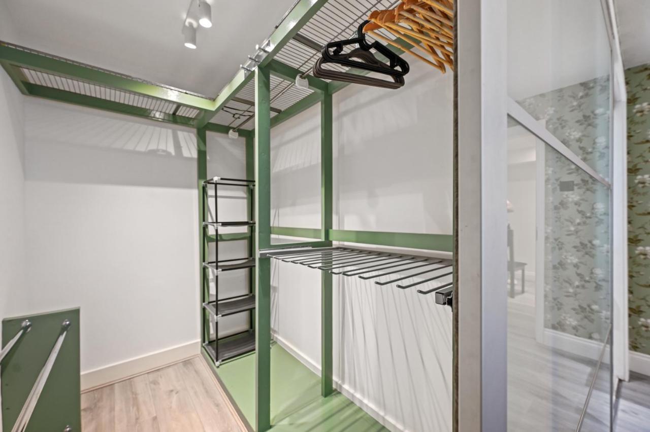 Apartment Stunning 3 Bed 2 Bathroom Basement Flat In Earls Court, *