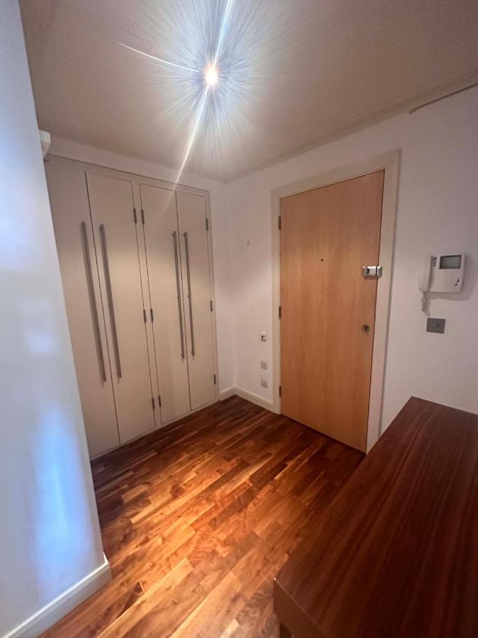 New Two Bedroom With Balcony * Londen