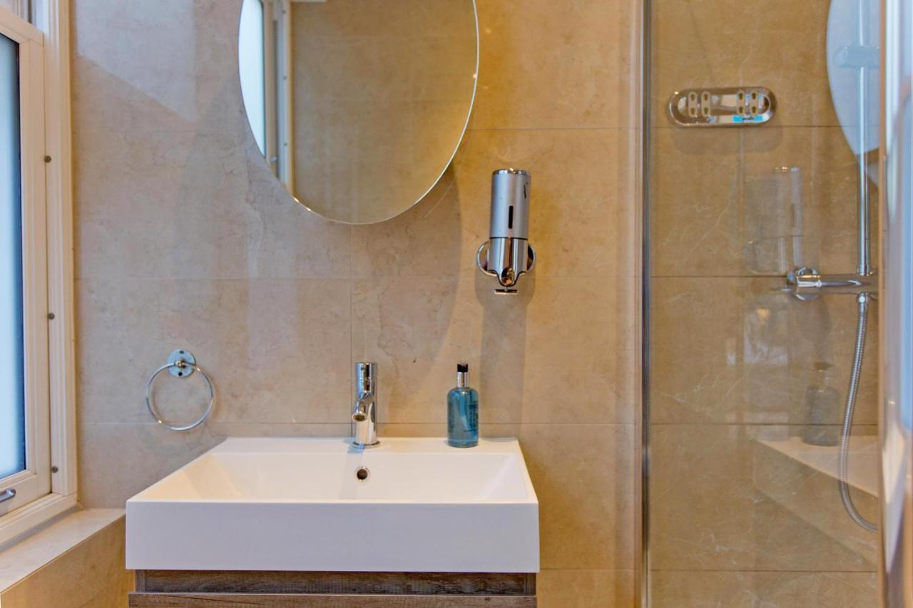 Imperial Middlesex Street Apartment