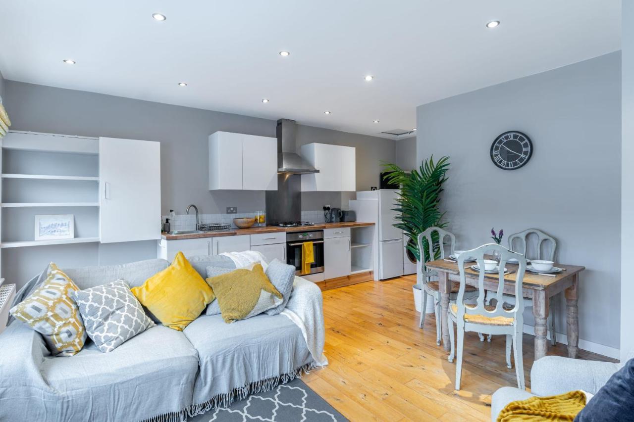 Stylish Shepherds Bush Flat *